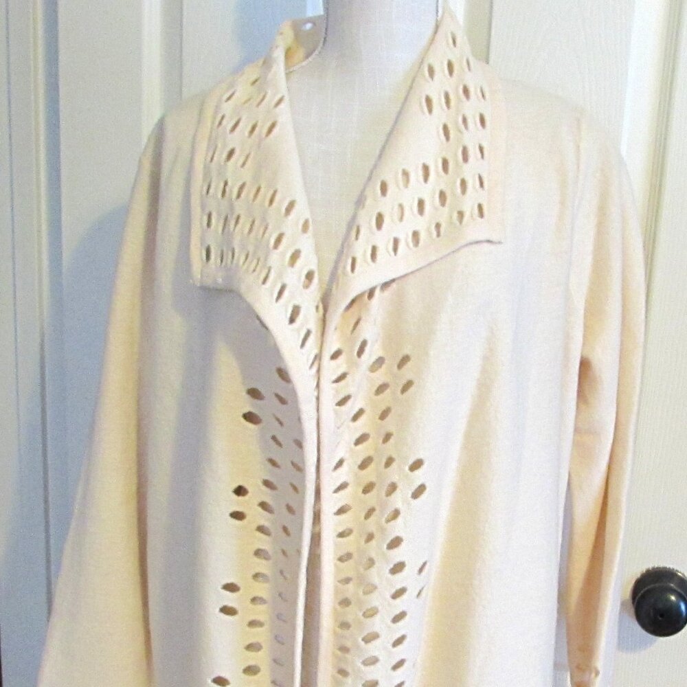 NWT CHICO'S Lexa Cardigan Sweater in an Ecru Color  Size 2  (12 / 14)